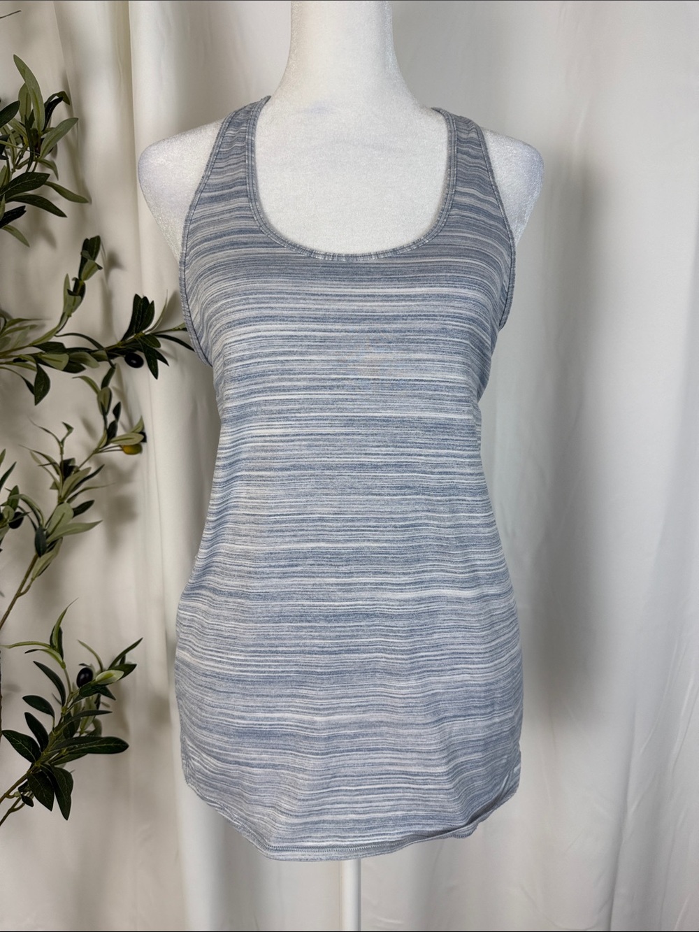 Lululemon Essential Tank Pleated Light Blue Striped Sz 6/8 (A2) - Picture 4 of 9
